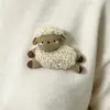 Design de nicho alto senso broche de metal prateado textura de lava pino de pérola em forma de coração variedade de acessórios para terno
