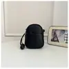 Venta al por mayor transfronteriza de nuevos y modernos bolsos de hombro para teléfono móvil para salidas, bolso ovalado de diseño de nicho elegante, bolso bandolera de hombro único versátil
