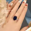 Anillo Diario Estilo Mid-Century Vintage de Huevo de Paloma con un Toque de Alta Gama, Anillo para Mujer de Diamante Azul de Espinela de Alto Carbono Que Cambia de Color Bajo la Luz