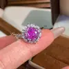 Fonte de Mercadorias para Transmissão ao Vivo no TikTok: Novo Anel Octogonal Millennium Corte Rosa, Fashionable Leve Luxo Cravejado Diamante de Alto Carbono Anel de Diamante Rosa para Mulheres