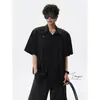 Camisa negra minimalista de manga corta con pliegues de remaches para hombre, nuevo estilo de verano con diseño japonés y cuello drapeado