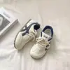 Sapatos Brancos de Aparência Sofisticada para Mulheres Outono 2025 Novos Sapatos Respiráveis para Treinamento Moral Sapatos Esportivos Versáteis Sapatos Casuais para Mulheres
