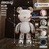 Ornamento de Chão Gigante Extra Grande (1,85m) de Urso Cartoon DJ com Strass e Vidro para Decoração de Interiores de Hotel e Pousada