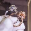 Wecheng desea Anillo de Flor de Cristal de Zirconia con Incrustaciones de Diamantes de Alta Venta para Mujer Anillo de Compromiso Europeo y Americano Completamente Incrustado con Microdiamantes