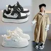 Otoño 2026 Nuevos Zapatos Deportivos Tendencia para Niños Zapatos Casuales Ligeros Estilo Coreano Moda Versátil Tenis para Niñas Venta al por Mayor