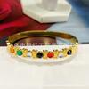 Venta caliente Pulsera sencilla europea y americana de acero de titanio chapado en oro de 18k con micro incrustaciones de circón con diamantes completos, joyería de moda para mujer en stock al por mayor
