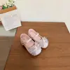 Zapatos de piel para niña, nueva colección otoño 2026, tela brillante dorada y plateada, zapatos de piel de lujo estilo francés, lazo de cristal transparente, zapatos para niños