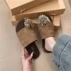 Pantuflas atmosféricas geniales del mismo estilo de blogger para mujer, tiras anchas plisadas, adornos florales tridimensionales, diseño de suela plana, crea atuendos exquisitos 2026