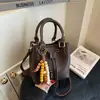 Bolsa de Mão Coreana de Nicho Feminina 2025 Nova Retro Alta Qualidade Moda Cesta de Legumes Versátil Bolsa de Ombro Tipo Balde