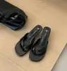 Sandalias de Playa Estilo Vacacional Simples y Elegantes para Mujer con Tacón Bajo Pequeño y Chanclas de Tira para 2026