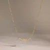 Colar de aço inoxidável com padrão de coração de luxo e design de strass para mulheres, joia versátil única e de alta qualidade para atacado