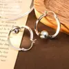 Estilo Fresco Vintage Simple Lujo Ligero Hebilla de Oreja Retorcida Perla Gris Pendientes Únicos Elegantes para Mujer Combinan con Todo