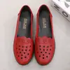 Sapatos de couro vazados respiráveis de verão para meia-idade e idosos, sapatos femininos confortáveis com sola macia, sapatos com furos antiderrapantes para mães de 40-50 anos, sapatos velhos