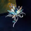 Broche de lótus elegante e requintado, broche feminino de alta qualidade com cristais sintéticos, pino antiderrapante de luxo leve, acessório para terno