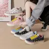 Design de bloco de cores estilo estudante, sola grossa nova para aumento de altura, tênis atléticos de nicho, sapatos casuais 2026 para mulheres, versátil para o outono