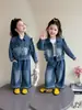 Conjunto jeans para meninas, nova coleção primavera/outono 2026, peça externa estilosa e moderna para crianças, look de outono, conjunto de duas peças da moda para bebês meninas