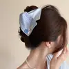 Combinações de cores da moda~ Presilha de cabelo versátil em tons de cinza para mulheres, presilha de tubarão de estilo nicho de alta qualidade para a parte de trás da cabeça