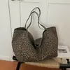 Bolso tote de gran capacidad nuevo para principios de otoño de 2026, bolso de hombro estilo universitario, bolso de mano retro de estampado de leopardo moderno y único