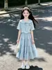 Conjunto de Verão para Meninas 2026 Novo Estilo Crianças Meninas Tamanho Médio e Grande Estiloso Top de Manga Curta Saia com Laço Conjunto de Duas Peças
