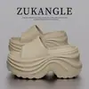 Pantuflas de Suela Gruesa para Mujer 2026 Nuevo Verano Uso Exterior que Aumentan la Altura Hogar Antideslizantes Playa Sandalias de Eva con Sensación de Caminar sobre las Nubes