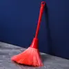 Pequeño y conveniente almacenamiento para fabricantes con agujeros para colgar se puede colgar plumero de mango recto bicolor plumero lavable fuerte venta al por mayor