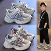 Colección Primavera/Otoño 2026: Tenis de Cuero para Niños y Niñas, con Decoraciones de Dibujos Animados, Suelas Ligeras y un Estilo Moderno "Dad Shoe", Disponibles al por Mayor