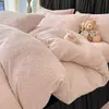 Juego de ropa de cama de cuatro piezas de terciopelo de leche con estampado de corazones rosas para otoño e invierno, que incluye una funda de edredón gruesa y cálida y un juego de sábanas de tres piezas