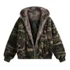 Chamarra de algodón estilo americano con camuflaje, capucha y ribete de piel sintética, un abrigo de invierno holgado para hombre con un diseño moderno de streetwear.