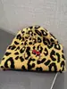 Nuevo Sombrero de Lana Kt Jacquard Bordado Estampado de Leopardo Engrosado Protección para Orejas Invierno Mujer Exterior Sin Visera Cálido Tejido