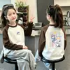 Camiseta de felpa para niñas, raglán, bloques de color, manga larga, Otoño Invierno 2026, estilo nuevo, para niños medianos y grandes, capa base, top casual, moderno