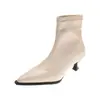 Botas femininas de salto alto, nova coleção outono/inverno 2026, estilo slip-on, botas slim-fit da moda, bico fino, salto fino, estilosas, elásticas e de cano baixo para mulheres