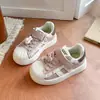 Zapatillas de otoño para niñas 2026 nuevo estilo estudiante suela blanda antideslizantes deportivas casuales con cierre de velcro para niños mayores zapatos blancos