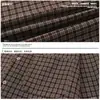 Camisa de manga larga holgada con cuadros finos de color marrón oscuro, hombros caídos y un solo bolsillo lateral, camisa casual vintage con cuello para el uso diario de hombres
