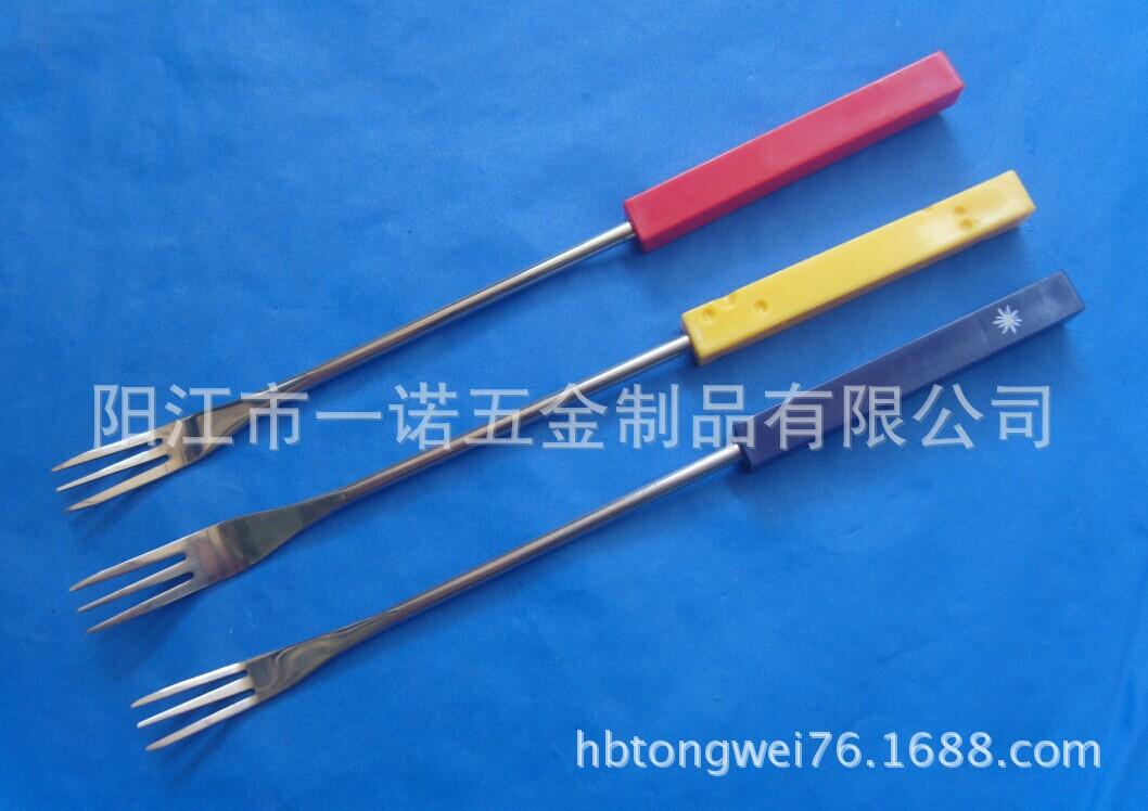叉S1034644总长26CM,塑料柄长9.6CM。边径1.