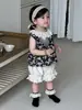 Ropa Fina de Verano para Niñas Estilo Coreano Ropa Infantil Conjunto de Verano para Bebé Camisa de Muñeca Conjunto de Shorts Venta al por Mayor de Fábrica Personalización