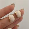 Pendientes geométricos con goteo de aceite color beige perla, moda francesa retro, pendientes de lujo ligero, más vendidos, estilo idéntico al de las celebridades de Internet, pendientes pequeños