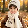 Conjunto de Gorro y Bufanda de Lana Tejida para Niños, Gorro Cálido de Protección para Orejas para Otoño e Invierno con Bordado de Letras para Niños y Niñas, Exclusivamente para Ventas Transfronterizas