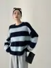 Suéter azul a rayas de cuello redondo estilo perezoso, un nuevo diseño de otoño/invierno para mujer, que ofrece un look sofisticado y relajado con un tejido suelto, suave y cómodo