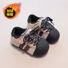 Zapatillas de skate bajas para niños 2026 nuevo artículo de invierno zapatos para niños doble algodón más terciopelo zapatillas deportivas zapatos de entrenamiento alemanes zapatos de algodón para bebé