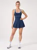 Vestido de tênis feminino transfronteiriço com decote U, acabamento em cor contrastante, silhueta evasê e forro anti-exposição embutido.