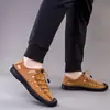 Novas Sandálias de Verão 2026 com Superfície de Couro Vazada para Homens, Sapatos Respiráveis e Confortáveis com Biqueira Fechada, Solas Macias e Corte Baixo Perfurado Casuais