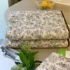 Corea del Sur Algodón de Ganso Cubierta de Cama Juego de Tres Piezas Lavable a Máquina Algodón de Doble Cara Acolchado Sábana de Cama Acolchada Manta Universal para Todas las Estaciones