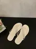 Primeiro Encontro com as Flip-Flops Planas de Verão Femininas Estilo Novo 2026, com Tiras para Dedos, Populares nas Redes Sociais