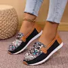 Zapatos de mujer de talla grande para comercio exterior europeo y americano, nuevo estilo otoño 2026, de suela gruesa, mocasines de bloques de color con decoración de hebilla metálica