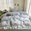 Juego de cuatro piezas de terciopelo de leche engrosado estilo coreano para otoño e invierno, estilo princesa ins con encaje, juego de tres piezas de franela de terciopelo para bebé cálido