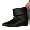 Versão 2026 de botas versáteis de cano dobrável para mulheres, estilo retrô, nova coleção primavera/outono, couro macio, bico quadrado, com design interno que aumenta a altura, fashion