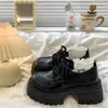 Sapatos pretos de couro para mulheres, com salto grosso, que aumentam a altura, sola grossa, novo modelo de outono, estilo britânico, mocassins versáteis com cadarço retrô