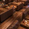 Sofá de cigarros personalizado estilo vintage americano, asientos de cabina privada para club de bar, juego de mesa de café y taburetes altos para bar de bistró