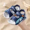 Sandálias infantis 2025 novas sandálias de verão antiderrapantes com sola macia para meninas, sapatos infantis médios e grandes com velcro, sandálias de praia para bebês