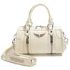 Bolso cruzado de hombro de alta gama transfronterizo de nicho nuevo, versátil y moderno para mujer, gran capacidad, diseño de ala tachonado, adecuado para el trabajo
